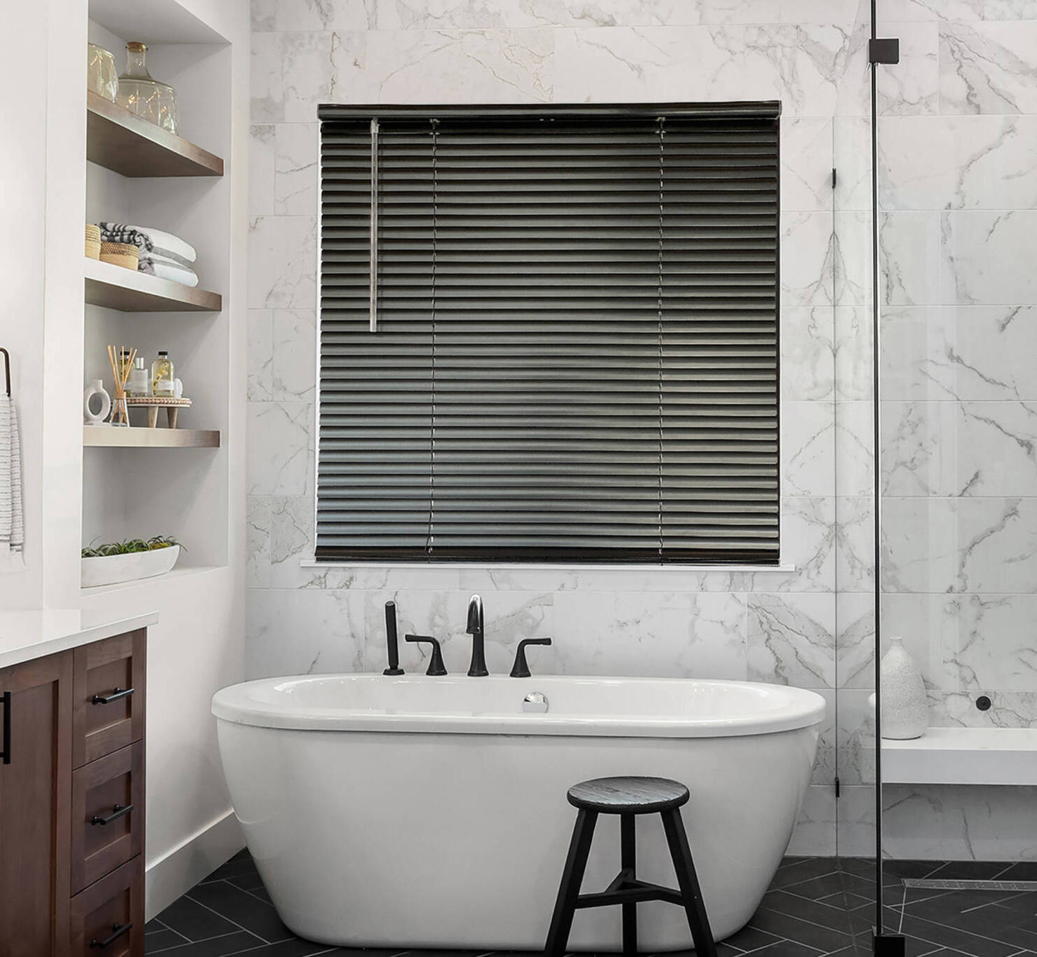 Beautiful,bathroom,in,luxury,home,with,double,vanity,,bathtub,,and